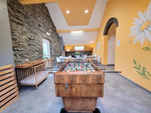 Biliár nebo kulečník v ubytování Gîte de Groupe de la Semois