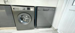 lavatrice e asciugatrice in camera di Caribbean Estates Villa Varie - Brand new Villa - est December 2023! a Port Edward