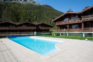 une grande piscine en face d'un bâtiment dans l'établissement Résidence Améthystes A2 ski in ski out - Happy Rentals, à Chamonix-Mont-Blanc