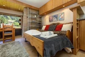 - une chambre avec un lit et des serviettes dans l'établissement Résidence Améthystes A2 ski in ski out - Happy Rentals, à Chamonix-Mont-Blanc