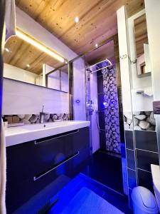 Chalet Flocon - luxury ski chalet by Avoriaz Chale في أفورياز: حمام مع حوض ودش