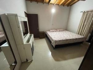 - une chambre avec un lit et un miroir dans l'établissement Hermoso y amplio apartamento en Niquia, à Bello