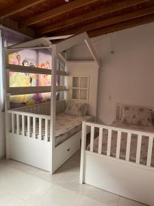 - une chambre avec 2 lits superposés et un tableau mural dans l'établissement Hermoso y amplio apartamento en Niquia, à Bello