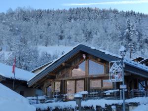 Obiekt Chalet La Plagne jacuzzi vue top zimą