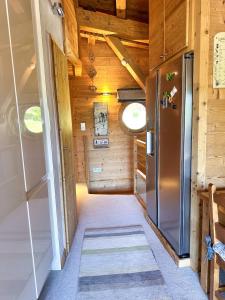 Chalet Flocon - luxury ski chalet by Avoriaz Chale في أفورياز: مدخل منزل صغير مع ثلاجة