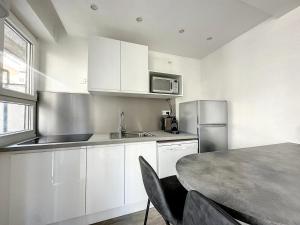 Kuchyňa alebo kuchynka v ubytovaní superbe appartement avec terrasse centre-ville et plage à 5 min