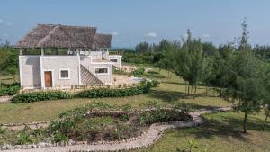 - une vue aérienne sur une maison avec un jardin dans l'établissement Amani Villas Nature Retreat, à Michamvi