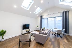 TV a/nebo společenská místnost v ubytování Ealing Residency