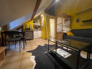 een woonkamer met een bank en een tafel bij Montmartre Sacré Cœur - Appartement Martyrs in Parijs