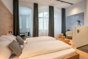 a bedroom with two white beds in a room at Mariandl am Berg in Amberg