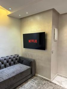 a waiting room with a television on a wall at Appartement moderne avec Hammam en plein centre ville in Agadir