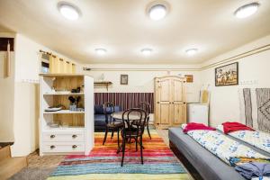 ブダペストにあるGul Baba Saray Apartmentsのベッド2台、テーブル、キッチンが備わる客室です。