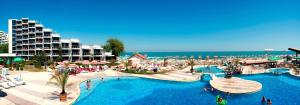 een resort met een groot zwembad naast het strand bij Hotel Slavuna in Albena