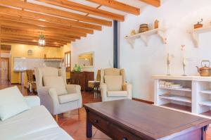 A seating area at Aubadallet
