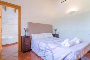 A bed or beds in a room at Aubadallet