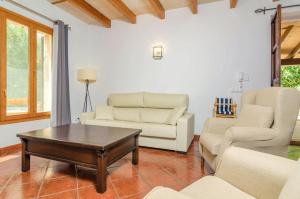 A seating area at Aubadallet