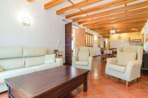A seating area at Aubadallet