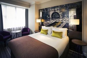 a hotel room with a bed and a painting on the wall at Mercure Oxford Eastgate Hotel in Oxford
