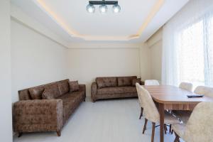 Un lugar para sentarse en Central and Cozy Flat w Balcony and ACs in Bursa