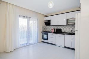 Кухня или мини-кухня в Central and Cozy Flat w Balcony and ACs in Bursa
