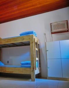 Letto a castello in camera con ventilatore di Geckos Hostel a Florianópolis