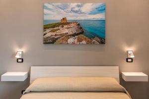 Un dormitorio con una cama y vista al mar. en I Pumi Apartment & Free Parking - Lecce Selection, en Lecce