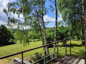 塞拉耶佛的住宿－Šumarak Lodge，阳台设有木栏杆和树