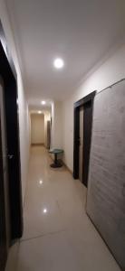 un pasillo vacío con una mesa en el medio de una habitación en Hotel Bishram Bhawan,Bhubaneswar en Bhubaneshwar