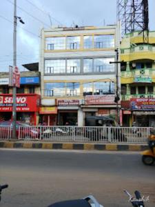 uma rua da cidade com um edifício ao fundo em Hotel Bishram Bhawan,Bhubaneswar em Bhubaneshwar