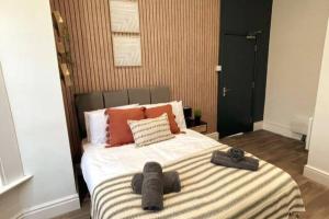 A bed or beds in a room at Deluxe Centrally Located Studio Apt in Manchester