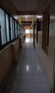 un pasillo vacío de un edificio con un largo pasillo en Hotel Bhaba Laxmi,Bhubaneswar, en Bhubaneshwar