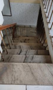 una escalera en un edificio antiguo con una escalera en Hotel Bhaba Laxmi,Bhubaneswar, en Bhubaneshwar