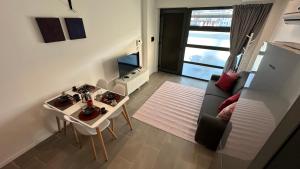 una sala de estar con un sofá y una mesa en CaseOspitali - Casa Navigli Watt, vicino al Naviglio, originale e luminoso bilocale per 4 con tutti i comfort, en Milán