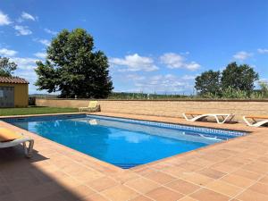 a swimming pool with two lounge chairs next to it at Apartamento Sant Pere Pescador, 2 dormitorios, 5 personas - ES-89-110 in Sant Pere Pescador