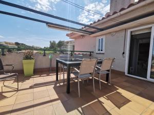 a patio with a table and chairs on a balcony at Apartamento Llançà, 2 dormitorios, 6 personas - ES-89-111 in Llança