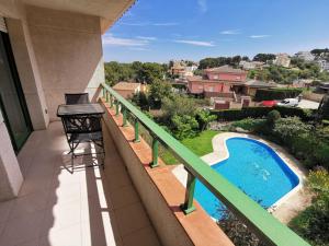 a balcony with a view of a swimming pool at Apartamento Llançà, 2 dormitorios, 6 personas - ES-89-111 in Llança