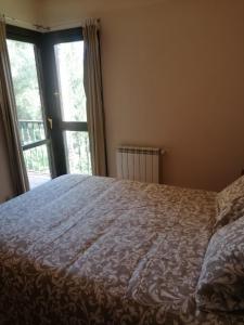 a bedroom with a large bed with a window at Ainsa in Aínsa