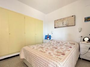 1 dormitorio con 1 cama y una pintura en la pared en Apartamento Sant Pere Pescador, 2 dormitorios, 5 personas - ES-89-114, en Sant Pere Pescador