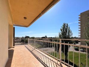 un balcón en una casa con vistas a un patio en Apartamento Sant Pere Pescador, 2 dormitorios, 5 personas - ES-89-114, en Sant Pere Pescador