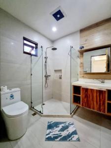 Koupelna v ubytování Aquilas Baguio Nest - Modern Glass 7BR