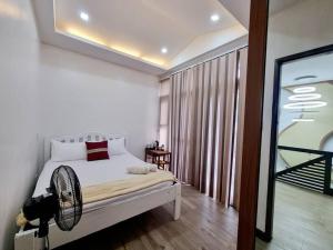 Postel nebo postele na pokoji v ubytování Aquilas Baguio Nest - Modern Glass 7BR