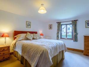 a bedroom with a large bed and a window at 2 Bed in Kinnerton CHL34 in Kinnerton