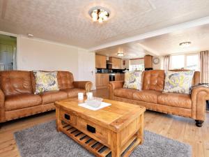 a living room with two couches and a coffee table at 2 Bed in Tiverton 51275 in Stockleigh Pomeroy