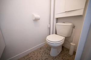 een badkamer met een wit toilet in een kamer bij Super studio tout équipé - III in Parijs