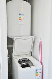 lavadora y secadora dentro de una nevera en Super studio tout équipé - III, en París