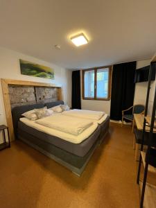 ein Schlafzimmer mit einem großen Bett in einem Zimmer in der Unterkunft Pension Maintal Eltmann in Eltmann