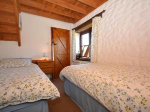 - une chambre avec 2 lits et une fenêtre dans l'établissement 2 Bed in Trefin 53019, à Trevine