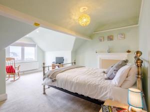 sypialnia z łóżkiem, stołem i krzesłem w obiekcie 3 Bed in Brixham BX001 w mieście Brixham