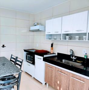 Kjøkken eller kjøkkenkrok på Apartamento a 70 metros da Praia em Porto Seguro