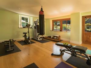un gimnasio con equipamiento de ejercicio y una sala con TV en 1 Bed in Coniston LCC37 en High Nibthwaite